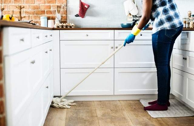 Kitchen-motivation-tips-lady cleaning the kitchen